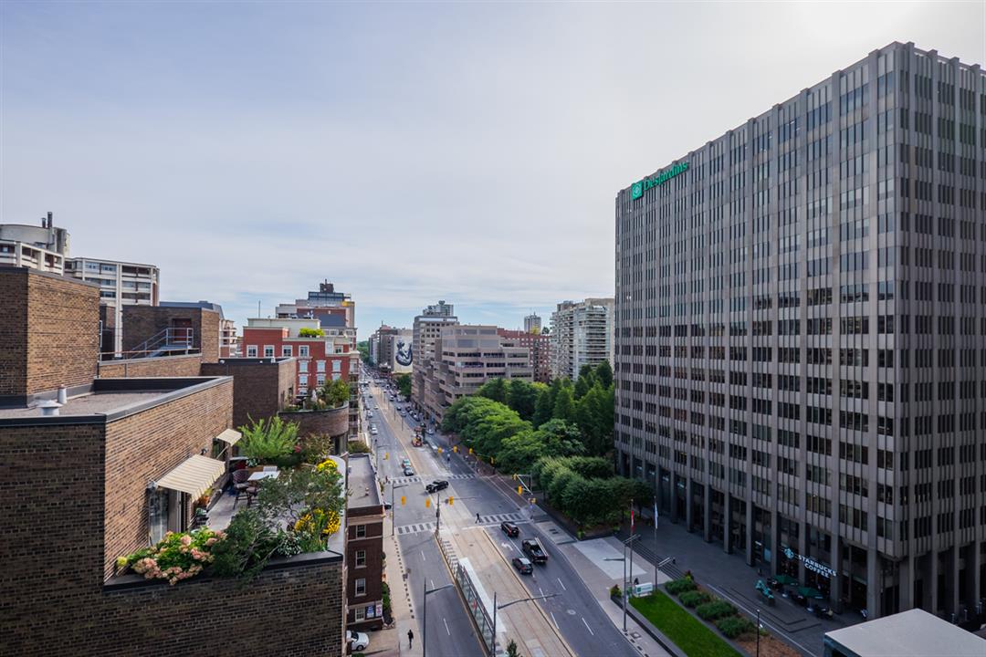 East on St Clair